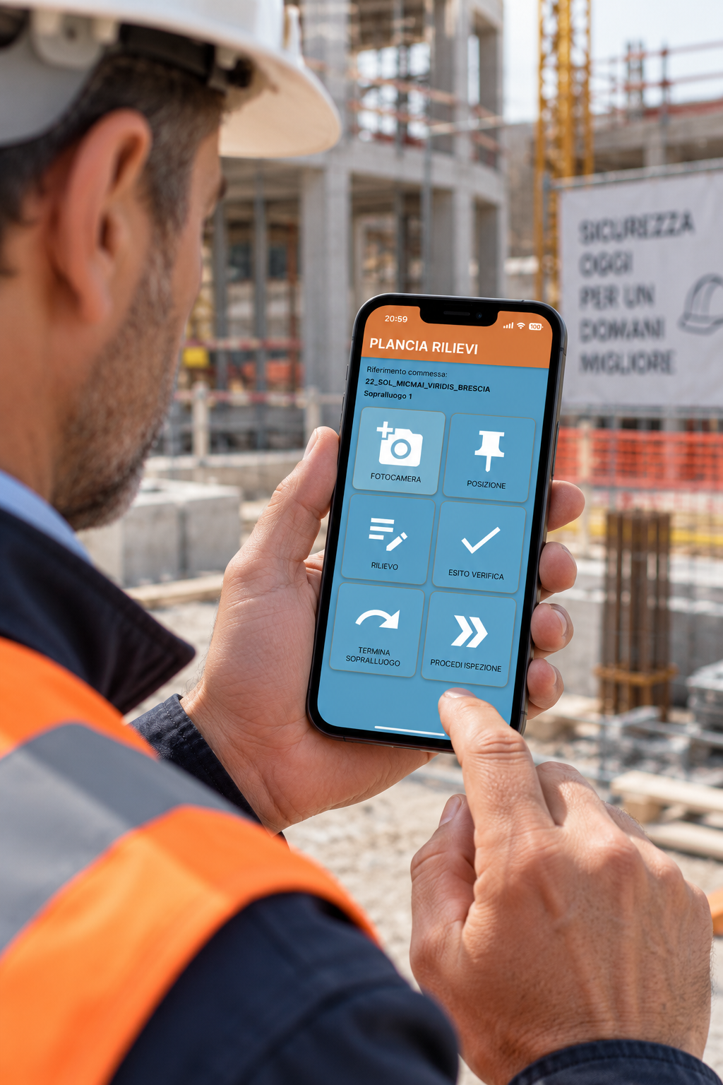 Un ispettore in cantiere utilizza la plancia rilievi di CERTIZONE sullo smartphone, con accesso a fotocamera, posizione, rilievo ed esito della verifica